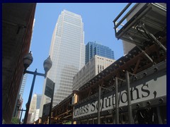 Loop trains 31 - Franklin Center, Chicago's 5th tallest building (307m, 60 floors, 1989)